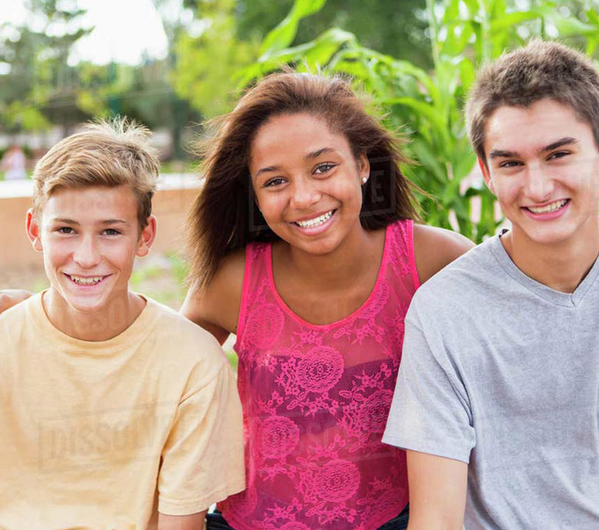 trois adolescents souriant | Orthodontie des Laurentides à St Jérôme